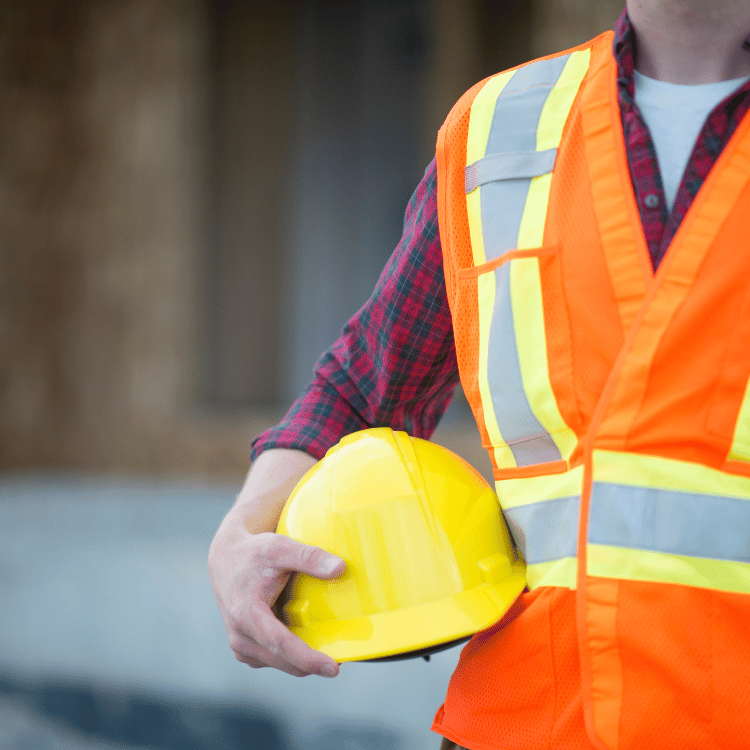 Mitarbeiter mit Warnweste und Schutzhelm bei Arbeitssicherheit – Secutelli Idstein