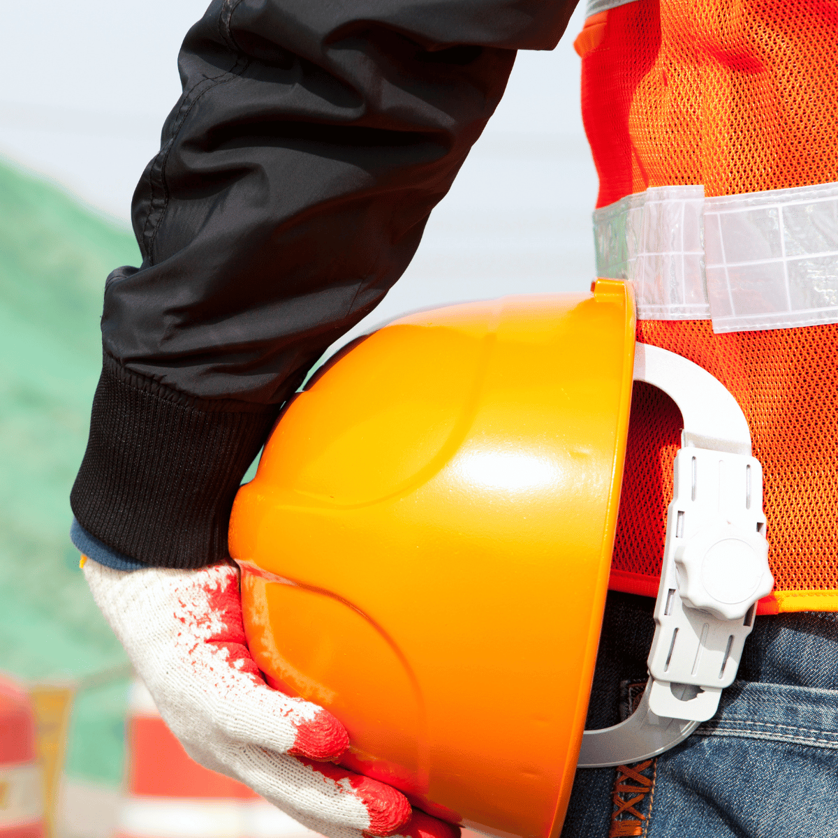 Mitarbeiter mit Schutzhelm im Rahmen der Arbeitssicherheit in Wiesbaden